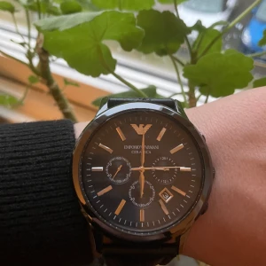 Emporio Armani klocka - Emporio Armani cermica klocka []storleken passar alla [] Klockan har ett skönt läderband istället för länkar[] box är tyvärr sönder [] nytt batteri behövs [] ny pris 2999kr