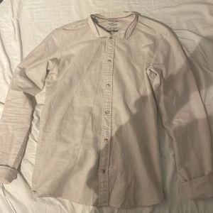 Linne skjorta - Riktigt jäkla fet linne skjorta tyvär har jag växt ur den. Köpt på Jack and Jones förra sommaren. Xs Storleken men passar S .Hör gärna av er