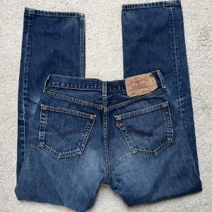 Levis 501 Jeans - Midja: 75cm✨Innerben: 77✨Storleken som står är W31L32 (passar ungefär XS/S)❤️Jag på bilderna är 172cm lång💕