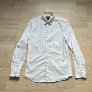 Hej! Säljer en helt ny skjorta från märket H&M 😊inga defekter, storlek small true to size, slim. Riktigt fin till sommaren ☀️passar till nästan allt! skriv vid intresse ℹ️mvh Dompa 
