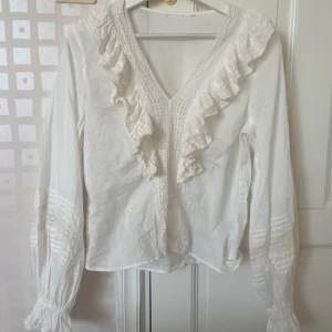 Vit blus - Jätte fin blus till vår och sommaren💞