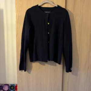 Kofta - Dålig bild men super fin kofta i bra skick💞 möjlighet finns på fler bilden om man skickar privat. Strl L men passar mig som använder strl M i vanliga fall💞