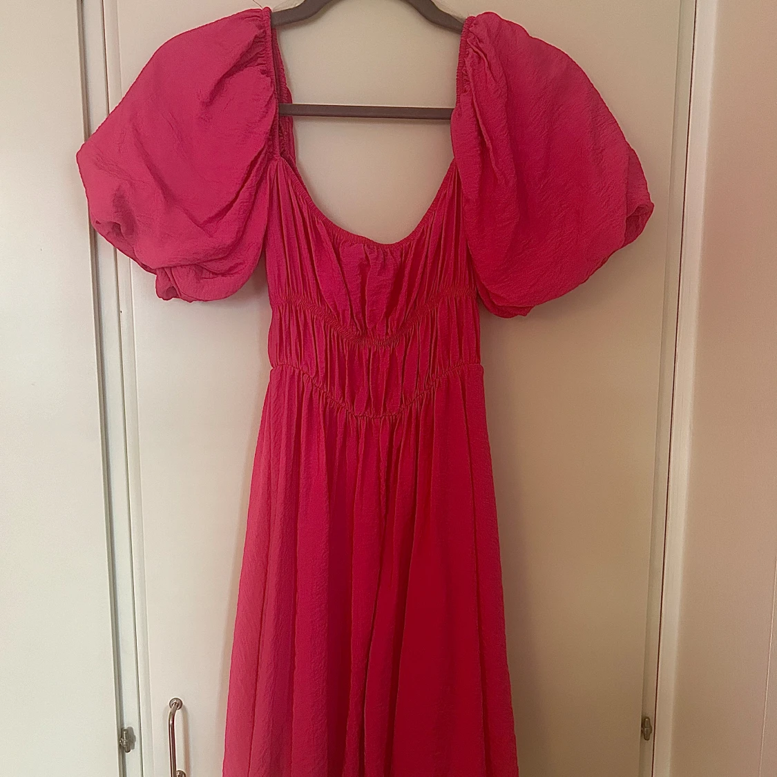 Rosa sommarklänning med ballongärmar 