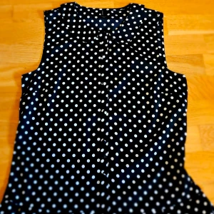 Mickeymouse klänning  - Klänning köpt på loppis. Veromoda. Small. St 36 eller 38. Luftig. Någon lös tråd vid knapparna. Min favorit. Blir lite yr annars söt, annorlunda. Söt med rosett. Möts i Gbg. Perfekt en varm sommar. 40kr 