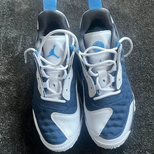 Air jordan 2  - Säljer dessa air jordan 2 delta då dem inte används och inte passar. Skick: 10/10 inga defekter. Priset är ej hugget i sten. Hör av vid frågor eller fler bilder.