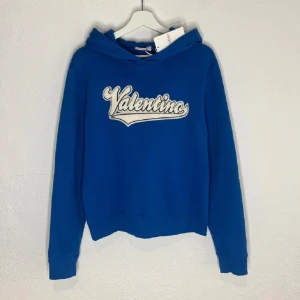 Valentino hoodie - Säljer min valentino hoodie då den är för liten endast använd en gång tagsen finns kvar. Hör av vid funderingar