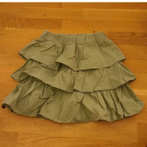 Kjol - FRI FRAKT - Supersöt volangkjol från ellos i storlek 110. Kan fraktas men köparen står för frakten 💕