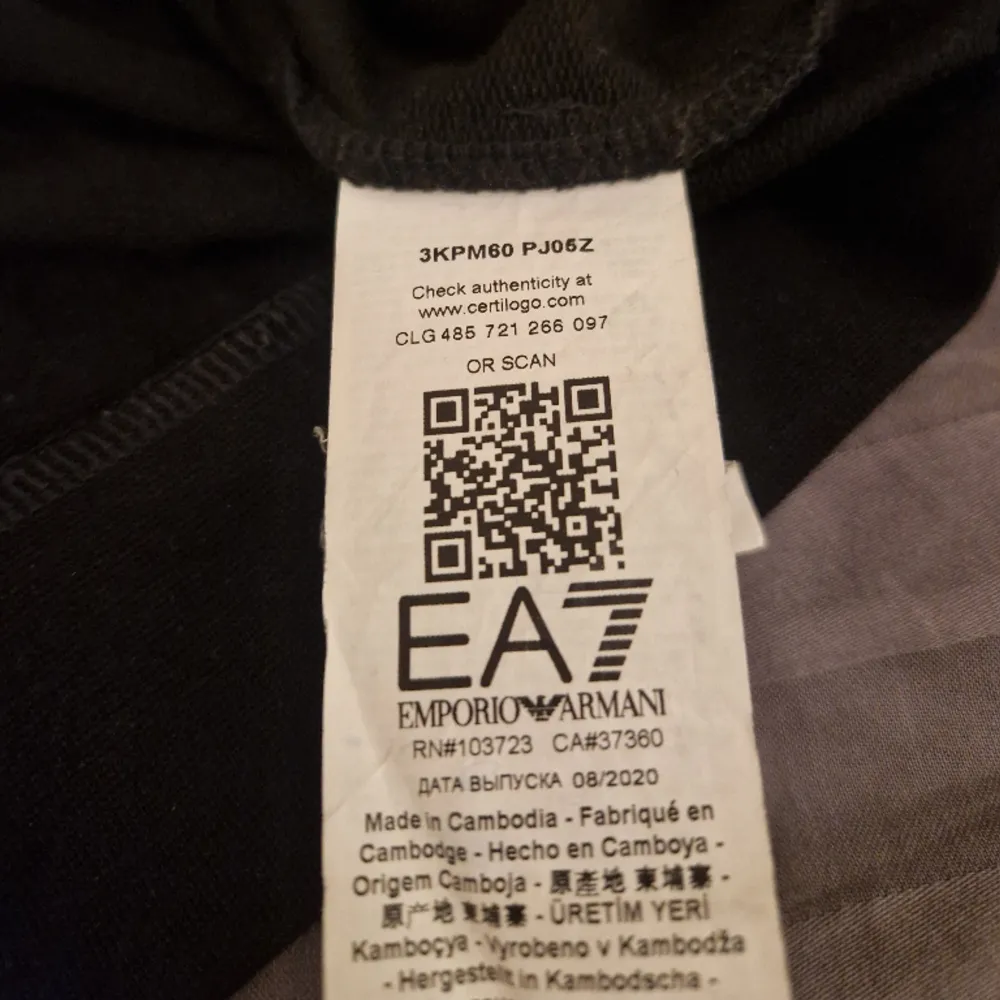 EA7 Emporio Armani tröja helt ny då den inte kom till använding. Köpt för ca 900 kr. Storlek xs men passar S. Skriv vid frågor :). Tröjor & Koftor.