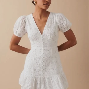 Populär studentklänning från Gina Tricot  - Säljer denna superfina klänning som passar perfekt som studentklänning eller till andra tillställningar! Klänningen är helt slut på hemsidan. Den är helt oanvänd, har endast provat den en gång och lappen sitter kvar💗