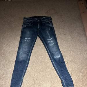 Säljer nu ett par svin snygga replay jeans i modellen bronny, Storlek 30, byxorna är i jätte bra skick inga skavanker. 
