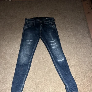 Replay jeans - Säljer nu ett par svin snygga replay jeans i modellen bronny, Storlek 30, byxorna är i jätte bra skick inga skavanker. 