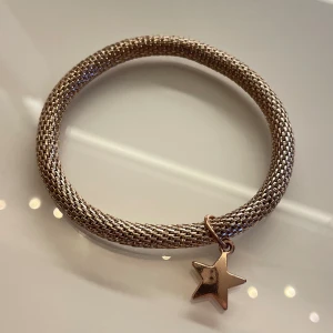 Guldigt armband med stjärna  - Supersnyggt guldigt armband med en stjärna. ⭐️ Vet ej vart det är ifrån då jag fått det i present. Aldrig använd. Säljer då det inte kommer till användning😇Pris kan diskuteras.