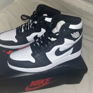 Säljer min Jordan 1 95 high Black and White / Pandas. Size 42,5 EU. Säljs eftersom för stor för mig, helt nya aldrig använda box kommer med. Gratis frakt i sju dagar, pris kan diskuteras ;)