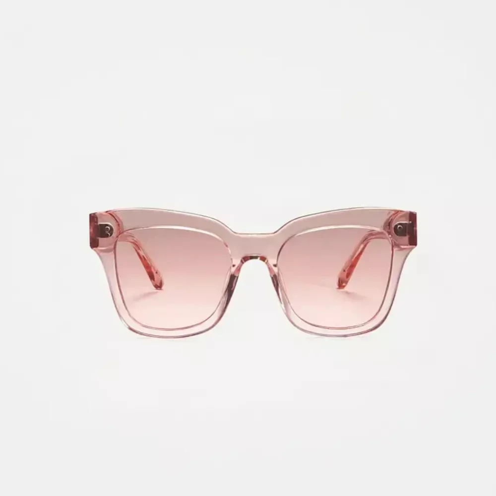 Säljer nu dessa jätte fina och populära CHIMI solglasögonen i modellen 007 Pink. Alla tillbehör tillkommer, de är sparsamt använda & har inga defekter. Vid mer information, vänligen kontakta via DM!. Accessoarer.