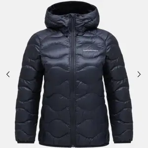 Peak performance, Helium down Hood jacket i färgen svart, storlek L. Kommer inte längre till användning.  Nypris 2 800kr 🤍