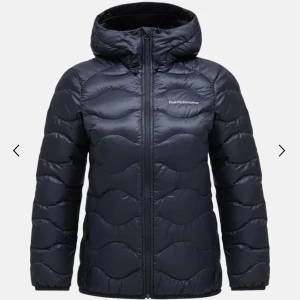 Peak performance  - Peak performance, Helium down Hood jacket i färgen svart, storlek L. Kommer inte längre till användning.  Nypris 2 800kr 🤍