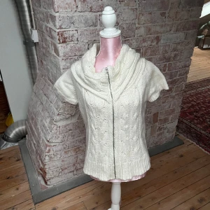 Stickad tröja - Stickad tröja med dragkedja och detaljer🤍