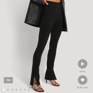 Stretch byxor med slit - Stilrena stretchbyxor från NA-KD i slim fit, med en snygg slit framtill. Jag är ca 163 cm lång och de sitter bra på mig i längden. Endast testade, aldrig använda.🥰