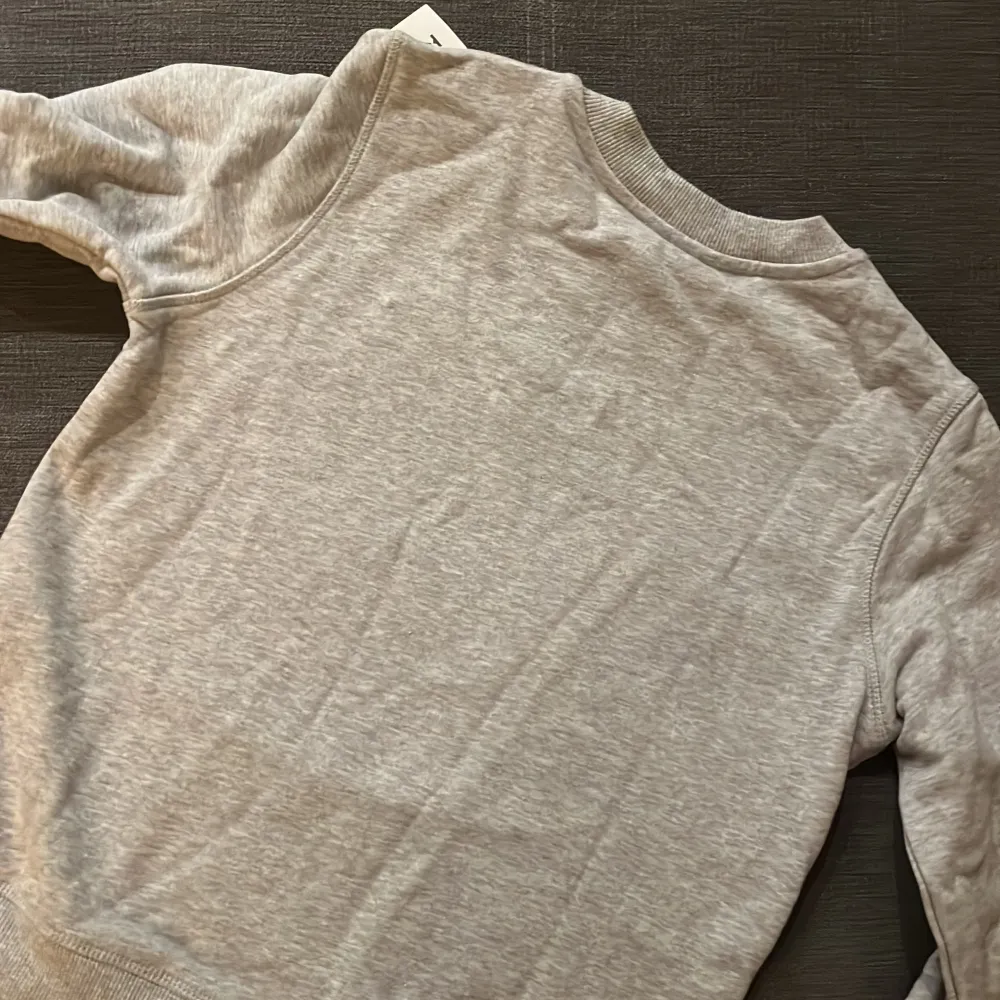 Är i storlek 14A vilket motsvarar ca 164 i barn storlek det är en fin kenzo tröja som aldrig har används och är i bra skick . Tröjor & Koftor.