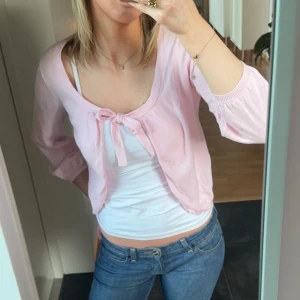 Rosa Kofta - Rosa trekvartsärmad kofta från gina i storlek S