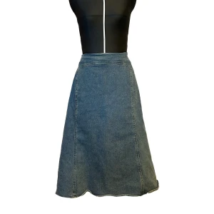 Jeans Kjol med våder - Vintage Jeans Kjol i Stl 42. Liten i Stl. Älskar denna men den behöver ett nytt hem👖🦋