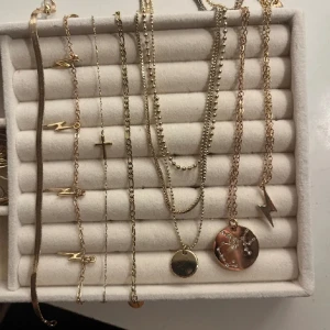 armband & halsband  - Armband och halsband i guld, vissa pläterade med 18k. Skicka vilka du är intresserad av så diskuterar vi pris🥰
