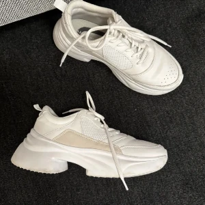 Chunky Sneakers  - Säljer dessa så coola chunky sneakers från zara❤️ endast använda en gång, köpta för 499