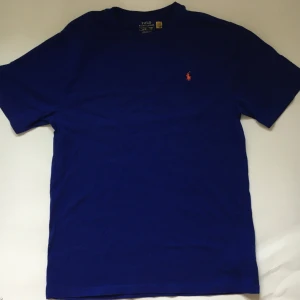 Polo t-shirt  - Säljer Polo t-shirt i perfekt skick Ny pris: 495kr  Vårat pris: 250kr  Skriv i dm för köp!