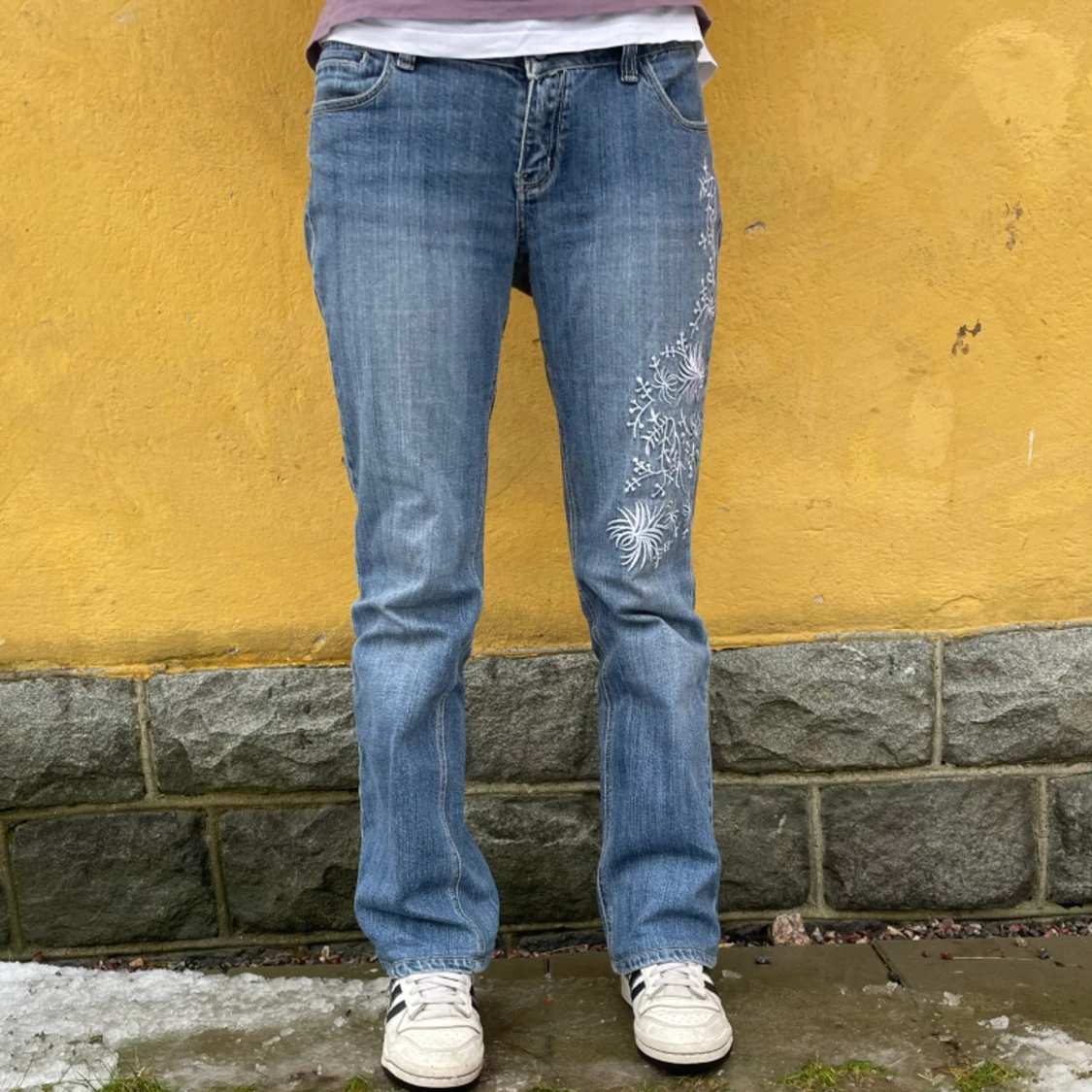 Bootcutjeans med brodyr från HanJeans