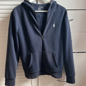 Blå Ralph Lauren zip - En riktig schyst Ralph Lauren zip, som är i gott kick för 500, nypris 2200