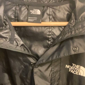 North face Vind/regn jacka - NTF Regn/Vind jacka  -skick 9,5/10 -strl stor s/m -nypris 1500kr  Legar i garderoben för det mesta, hit me up! Passar män, kvinnor och alla kön säkert nog.  Mvh D