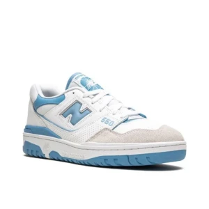 New Balance 550 - Köpte förra året för ca 2000 ganska använda men inte några stora defekter hör av er vid egna bilder och skriv innan du drycker köp nu (priset kan diskuteras)