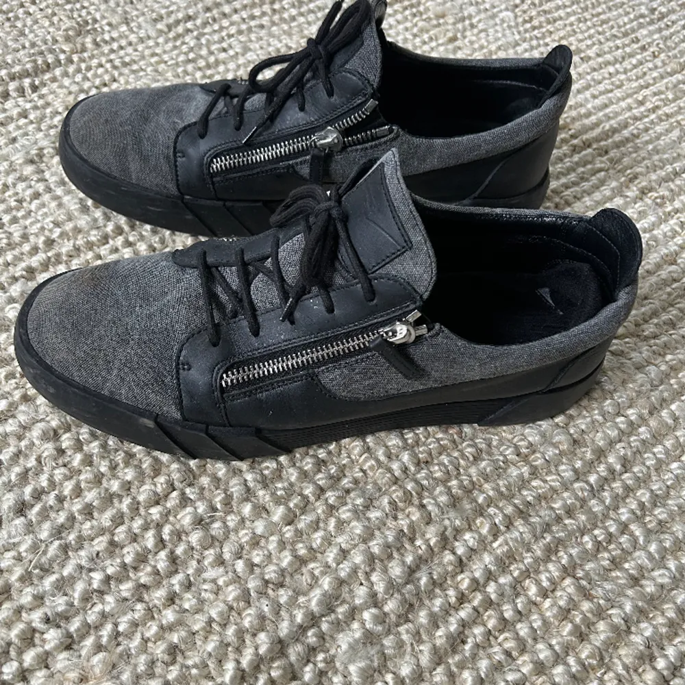 Giuseppe Zanotti storlek 47. Skorna är sparsamt använda och passar till det mesta. Inga defekter mm på skorna. Tveka inte på att ställa frågor💫. Skor.
