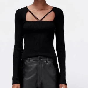 Zara topp - Säljer nu denna populära tröjan ifrån zara. Aldrig använd, endast testad. Perfekt inför middagar eller lite festligare tillfällen. 