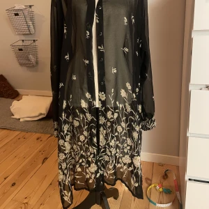 Kaftan / kimono - Fin blommig kimono / kaftan. 