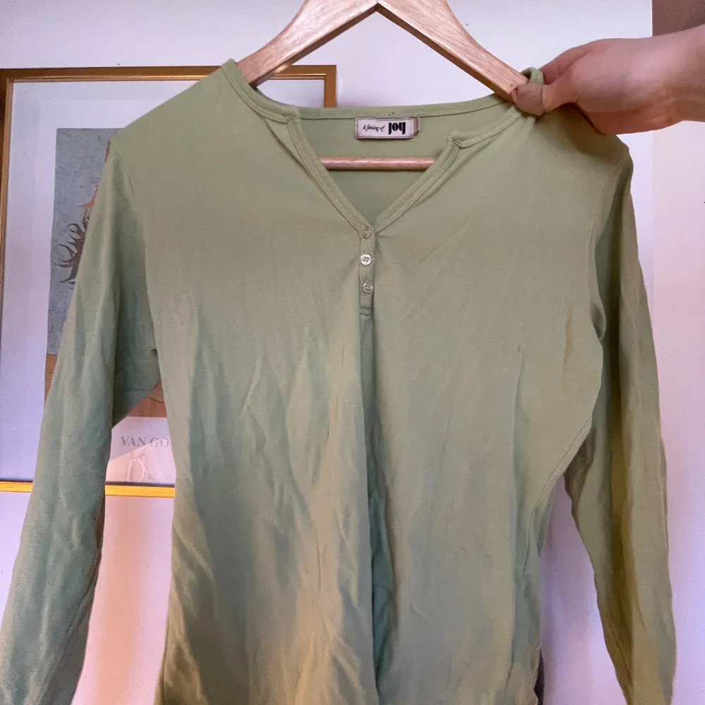 Ljusgrön vringad tröja i bomull! Storlek L men är mer som en M🫶🏼. Tröjor & Koftor.