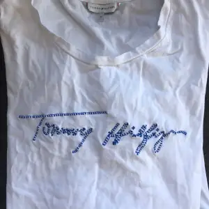 Tommy Higfliger T-shirt som ej har använts. Den är i bra skick. Köparen står för frakten🩵🤍