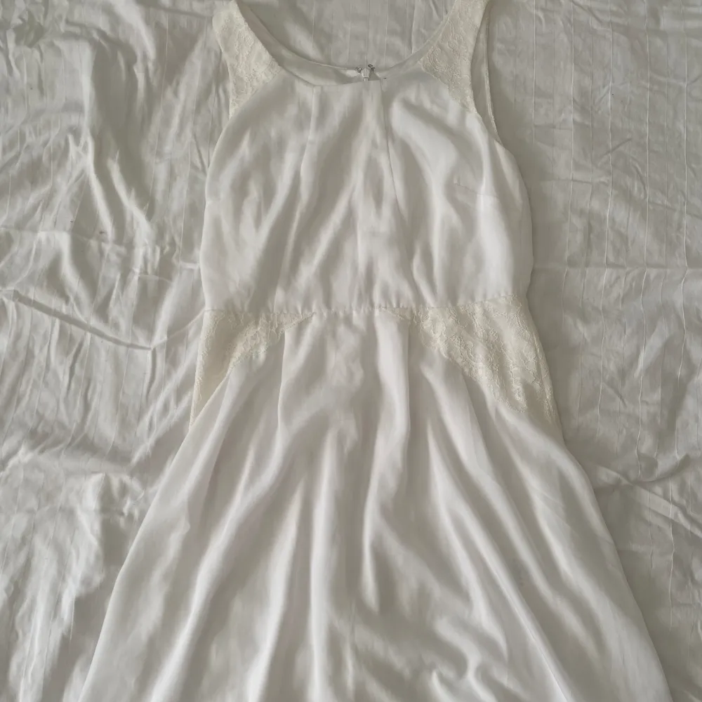 Fin skön vit klänning perfekt för sommaren eller skolavslutningen:) storlek 36, dma vid fler frågor eller bilder . Klänningar.