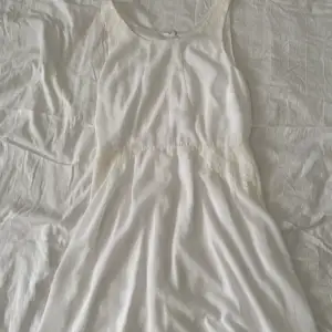 Fin skön vit klänning perfekt för sommaren eller skolavslutningen:) storlek 36, dma vid fler frågor eller bilder 