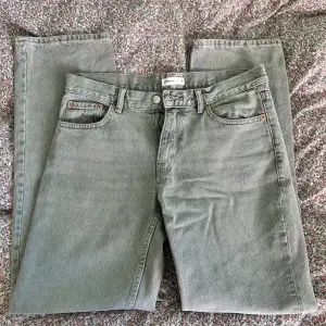 Jag säljer ett par lågmidjade gråa straight jeans från Gina Tricot. Endast använda en gång.  Pris kan diskuteras 🫶 