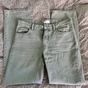 Lågmidjade jeans  - Jag säljer ett par lågmidjade gråa straight jeans från Gina Tricot. Endast använda en gång.  Pris kan diskuteras 🫶 