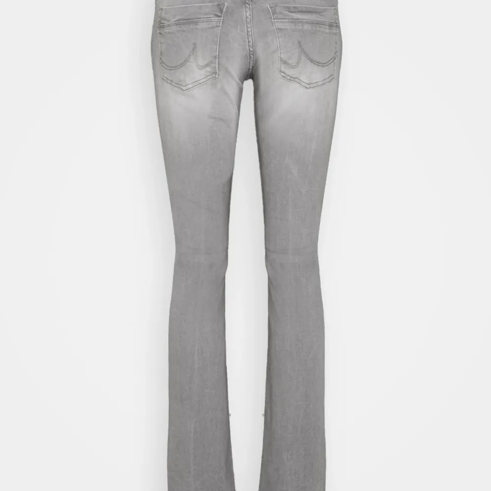 Säljer mina gråa ltb jeans då jag inte använt de på ett tag eftersom de är lite för stora. Jag är 163 lång.  Skriv för midjemått och längd osv  . Jeans & Byxor.