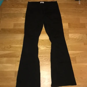 Bootcut jeans - De här jeansen är bootcut och väldigt bekväma de är använda ca 5-10 gånger:)