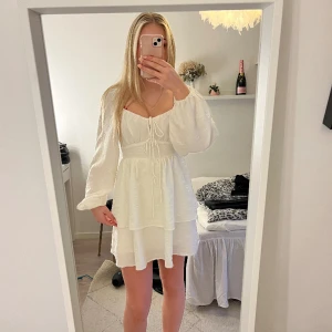 Vit klänning - Vit klänning från Gina. Perfekt till studenten. Slutsåld🫶🏼