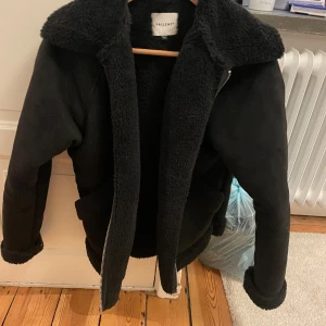 Jacka  - Säljer denna sköna jacka från Vailent💕