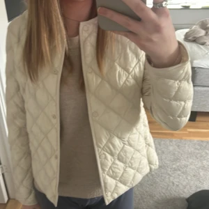 Uniqlo jacka - Säljer denna jackan i nyskick. Aldrig använd och prislappen sitter fortfarande kvar❣️