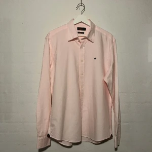 Morris skjorta - - Märke: Morris - Modell: skjorta - Färg: Rosa - Storlek: 42 ( sitter som M) - Skick: Bra skick inga defekter 8/10   Nypris: 1000 Pris: 300kr Skriv om ni är intresserade eller har frågor!!