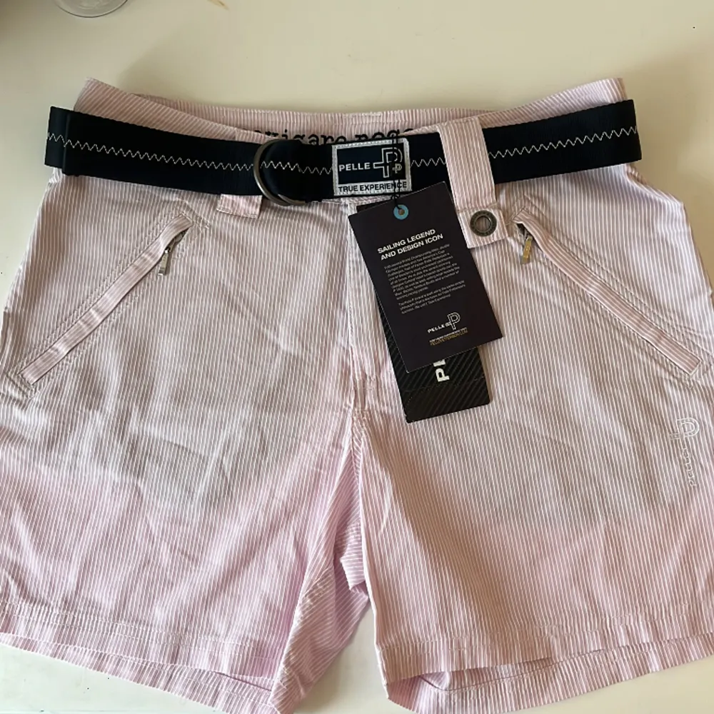 Helt oanvända Pelle P shorts!💗rosa vit randiga med blått bälte i storlek M! Nypris 900, men mitt pris är 450 kr! Kan dock diskuteras👍🏻. Shorts.