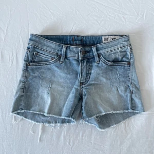 Jeansshorts - Säljer mina fina jeansshorts, i storleken XS. Dem är i fint skick. Dem är ifrån crocker jeans!🥰