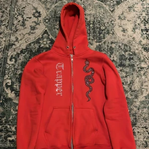 Trapper snake hoodie - (Pris ej hugget i sten) Säljer nu min ”Trapper snake hoodie” för att den blivit för liten Storlek S Gott skick men använt Två små defekter under höger arm men syns ej vid användning Nypris 800kr 